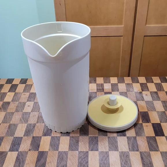 Tupperware 1 Qt Pitcher - Picture 3 of 3